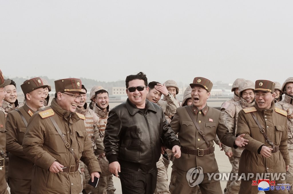朝中社3月25日报道称，朝鲜前一天在国务委员会委员长金正恩（左）的指导下试射了“火星-17”新型洲际弹道导弹（ICBM）。据悉，金正恩亲笔签署了发射命令，并前往现场指导发射工作。 韩联社/朝中社（图片仅限韩国国内使用，严禁转载复制）