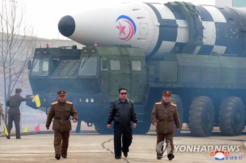 朝中社3月25日报道称，朝鲜前一天在国务委员会委员长金正恩（中）的指导下试射了“火星-17”新型洲际弹道导弹（ICBM）。据悉，金正恩亲笔签署了发射命令，并前往现场指导发射工作。 韩联社/朝中社（图片仅限韩国国内使用，严禁转载复制）