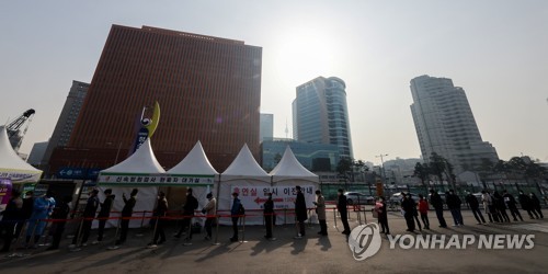 3月25日上午，在首尔广场，市民排队等候抗原快速检测。 韩联社