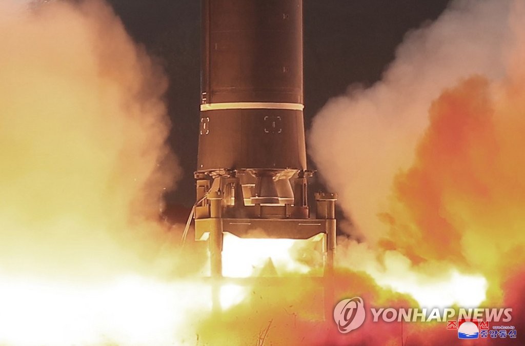 资料图片：朝中社3月25日报道称，朝鲜前一天在国务委员会委员长金正恩的指导下试射了“火星-17”新型洲际弹道导弹（ICBM）。据悉，金正恩亲笔签署了发射命令，并现场指导发射工作。 韩联社/朝中社（图片仅限韩国国内使用，严禁转载复制）