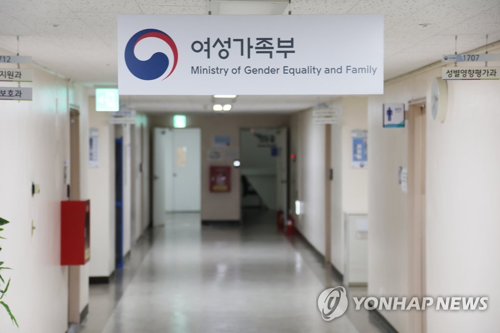 3月25日，在中央政府首尔办公楼的女性家庭部，楼道空荡寂寥。 韩联社