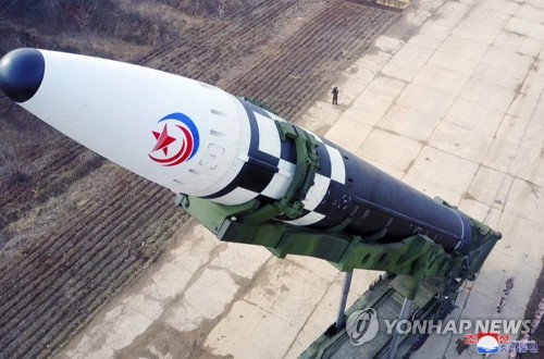 朝中社3月25日报道称，朝鲜前一天在国务委员会委员长金正恩的指导下试射了“火星-17”新型洲际弹道导弹（ICBM）。图为“火星-17”洲际弹道导弹。 韩联社/朝中社（图片仅限韩国国内使用，严禁转载复制）