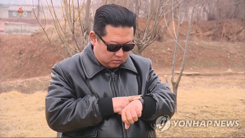 资料图片：3月25日，朝鲜中央电视台公开了24日在国务委员会委员长金正恩的指导下试射“火星-17”新型洲际弹道导弹的视频。 韩联社/朝鲜央视画面截图（图片仅限韩国国内使用，严禁转载复制）