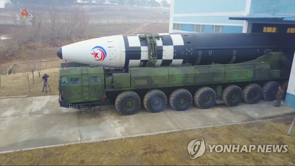 资料图片：朝鲜中央电视台3月公开的“火星-17”型洲际弹道导弹（ICBM）发射现场画面。 韩联社/朝鲜央视画面截图（图片仅限韩国国内使用，严禁转载复制）