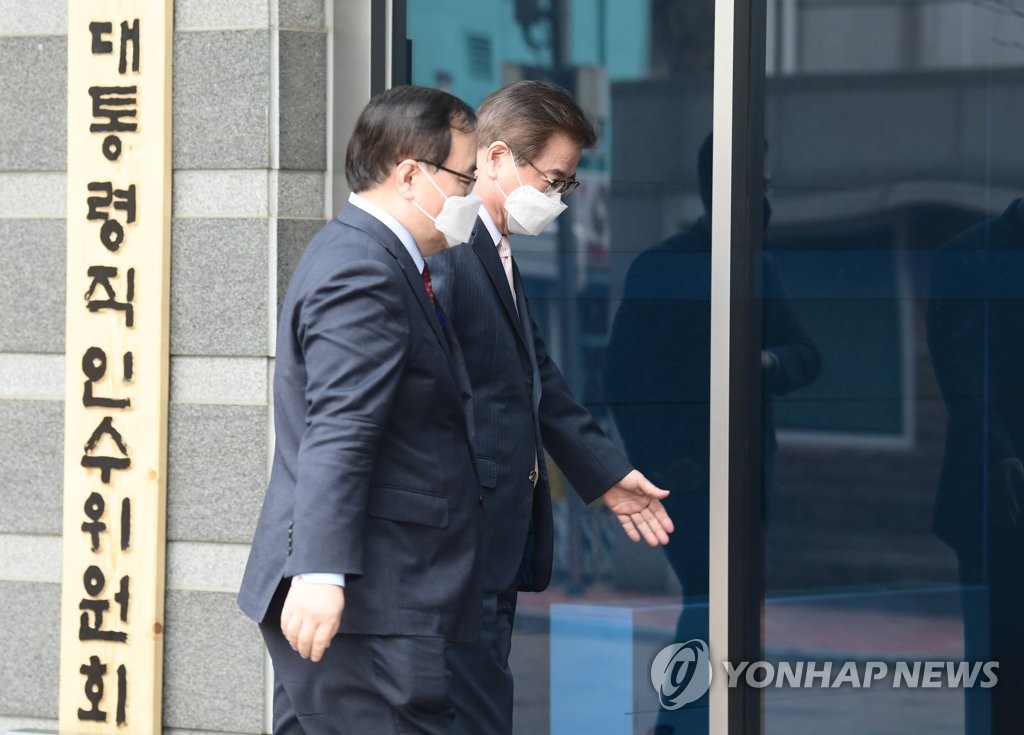 3月25日，徐熏（左）访问位于首尔钟路区的总统交接委员会办公室。 韩联社/联合采访团