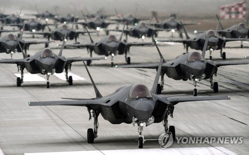 资料图片：3月25日，在某空军基地，韩军举行F-35A隐形战机的大象漫步（Elephant Walk）军演。 韩联社/国防部供图（图片严禁转载复制）