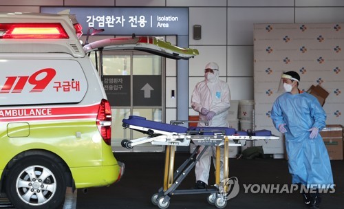 3月27日下午，在首尔市中浪区的首尔医疗院，医护人员忙碌工作。 韩联社