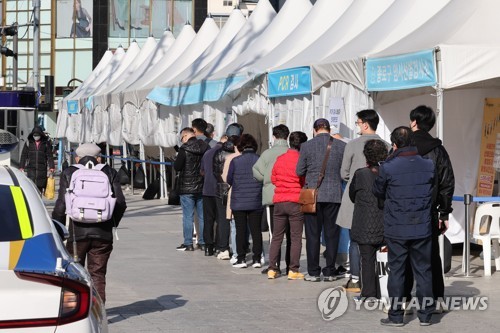 3月28日上午9时许，在首尔市塔谷公园，市民等候检测病毒。与平时同时段相比，排队人数较少。 韩联社