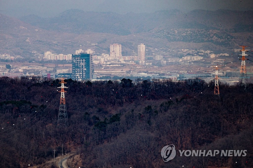 资料图片：3月28日，在京畿道坡州市韩朝边境地区远眺朝方，可以看到开城工业园区支援中心。 韩联社