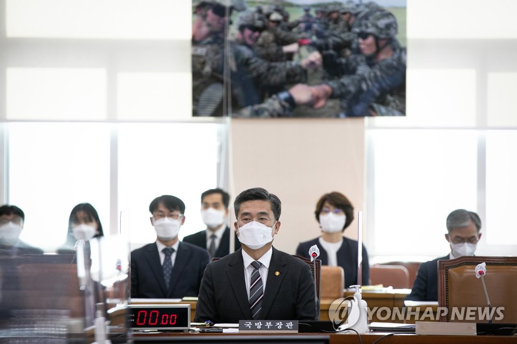 3月29日，在韩国国会，韩国国防部长官徐旭出席国会国防委员会全体会议。 韩联社/国会摄影记者团