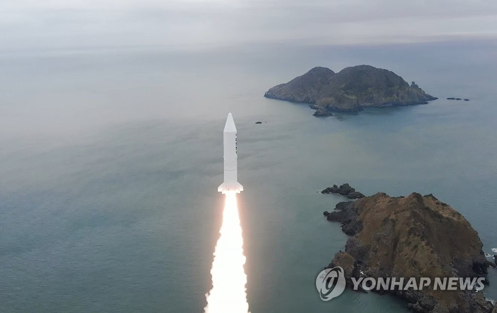 韩国自研固体燃料运载火箭试射成功