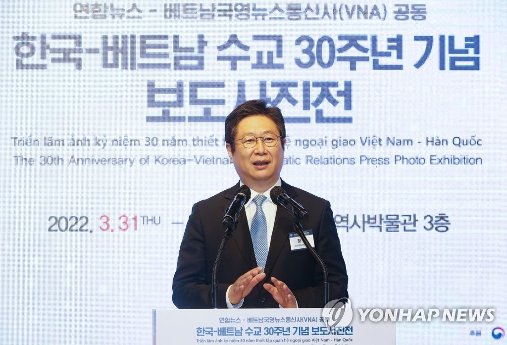 3月31日，纪念韩国和越南建交30周年的新闻摄影展在首尔大韩民国历史博物馆开幕。图为文化体育观光部长官黄熙致词。 韩联社