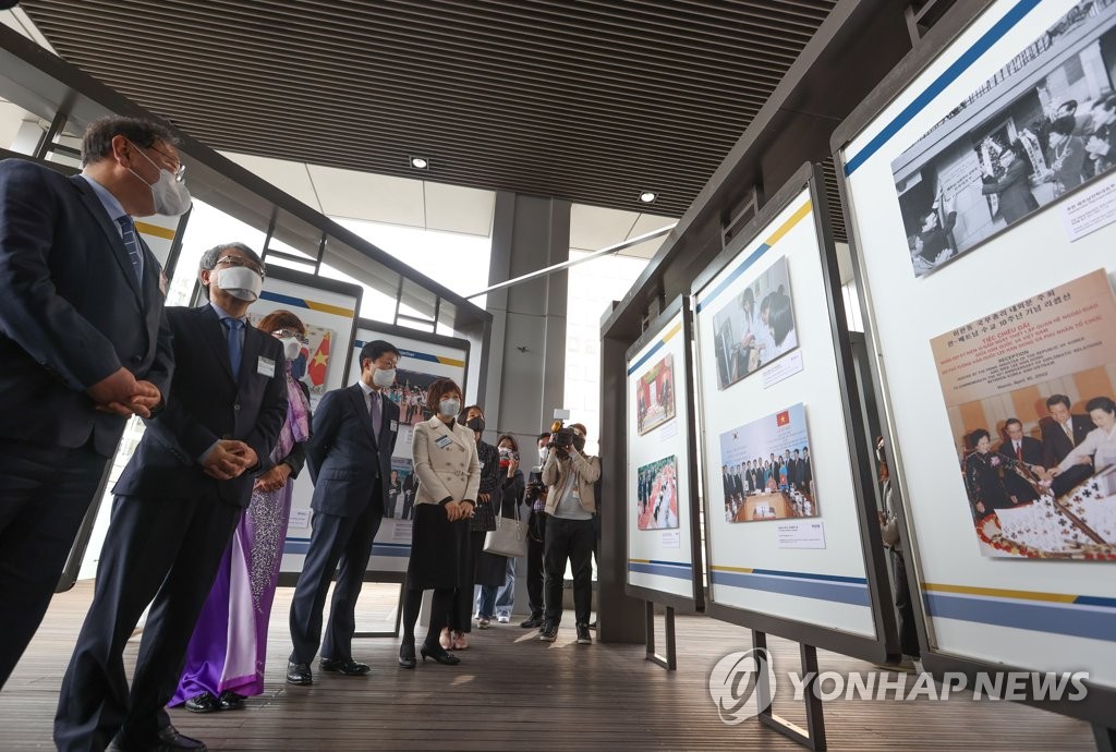 韩越建交30周年新闻摄影展在首尔开幕