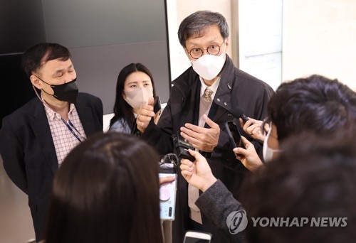 资料图片：4月1日，李昌镛前往设于首尔中区的办公室，为人事听证会做准备。图为李昌镛接受媒体采访。 韩联社/联合摄影记者团
