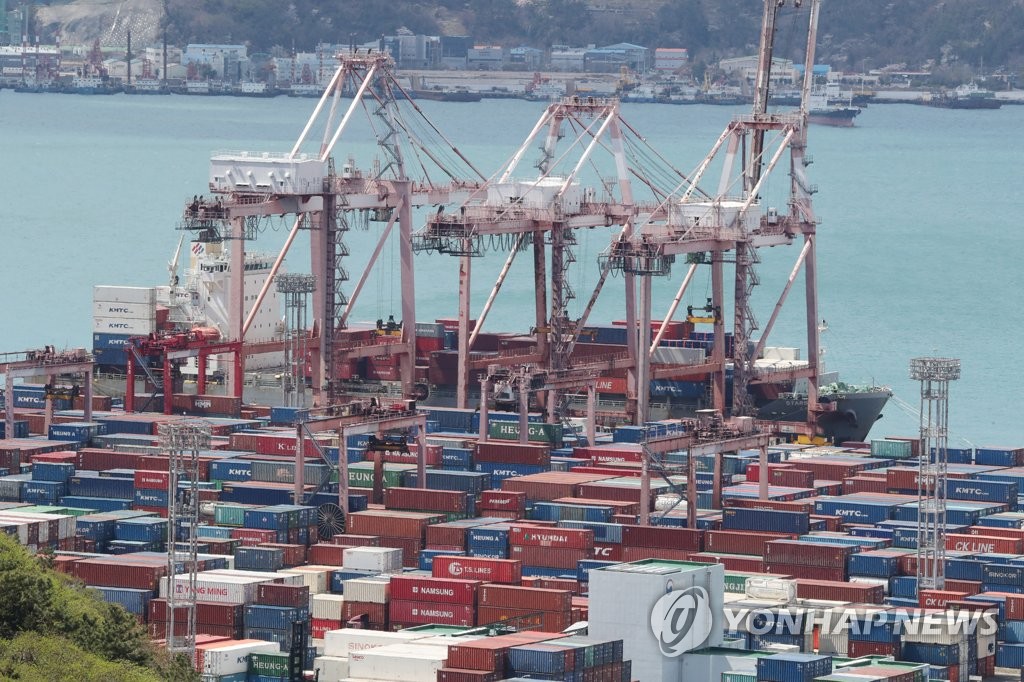 资料图片：集装箱码头 韩联社