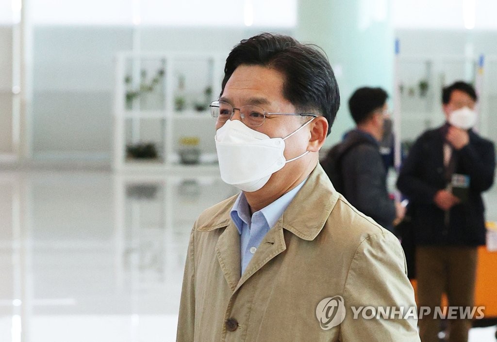 4月2日，韩国外交部韩半岛和平交涉本部长鲁圭悳在仁川国际机场启程赴美国。 韩联社