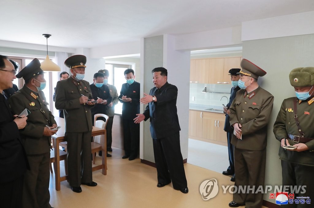 据朝中社4月3日报道，国务委员会委员长金正恩对平壤市中心普通江畔建设的高档阶梯式联排住宅区进行视察。 韩联社/朝中社（图片仅限韩国国内使用，严禁转载复制）