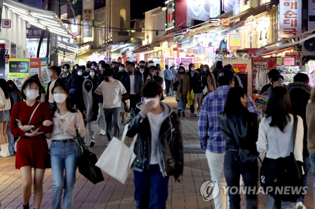 资料图片：首尔弘大街区 韩联社