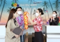 资料图片：4月4日，韩亚航空仁川至夏威夷航线自2020年3月因疫情停飞后时隔25个月恢复运营。图为一对新婚夫妇办理登机手续。 韩联社/韩亚航空供图（图片严禁转载复制）