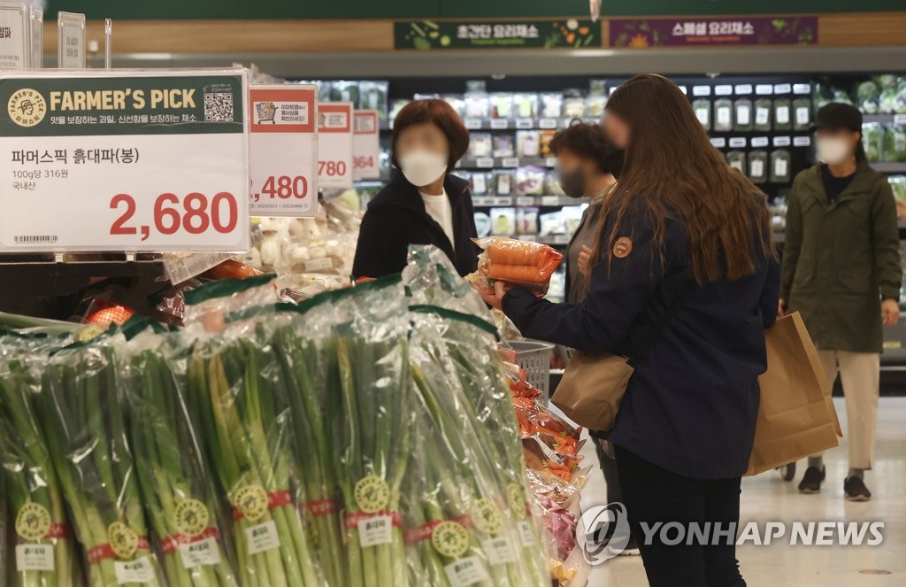 资料图片：4月5日，在首尔一家超市，顾客选购蔬菜。 韩联社
