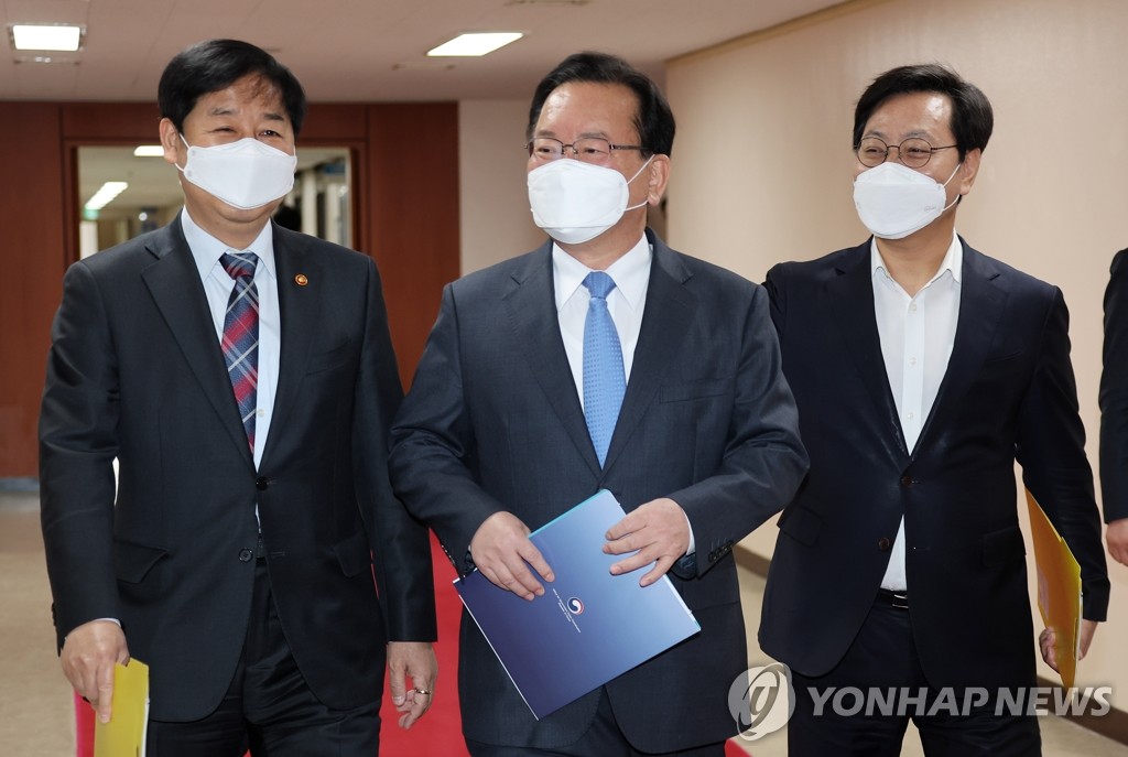 4月6日，在政府首尔办公楼，国务总理金富谦（中）出席临时国务会议。 韩联社