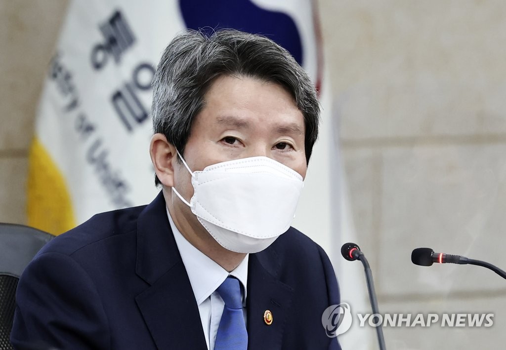 4月6日，在首尔的统一部南北会谈本部，韩国统一部长官李仁荣举办记者座谈会。 韩联社