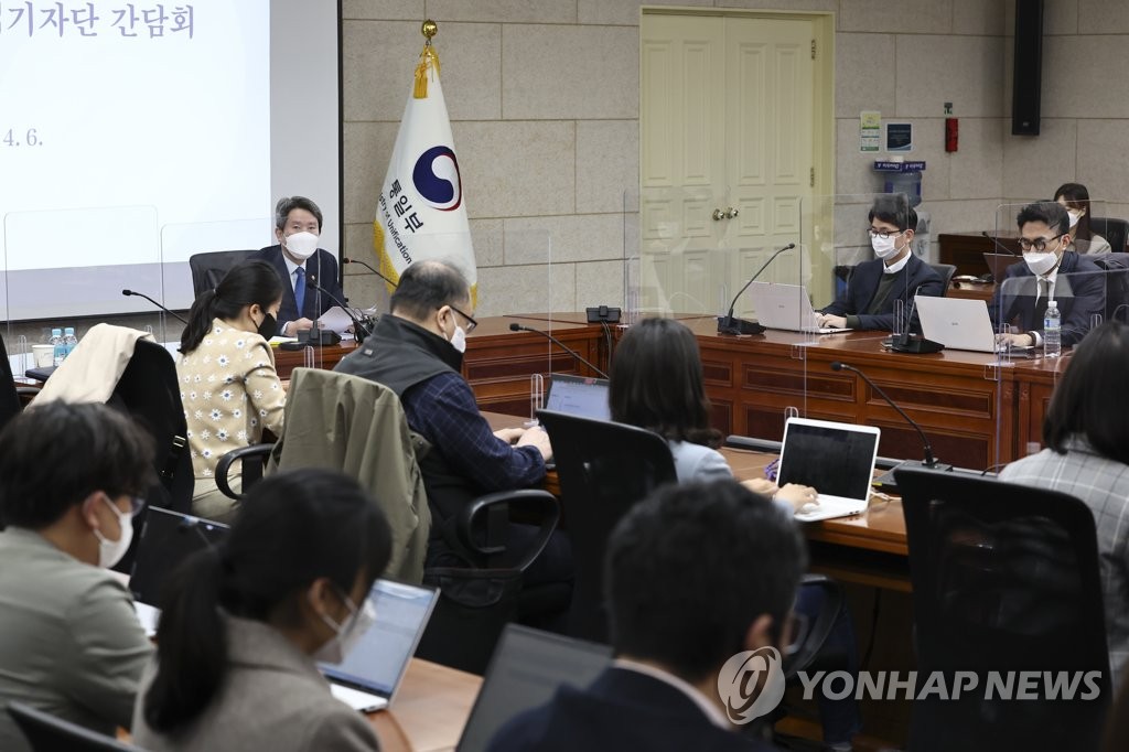 4月6日，在首尔的统一部南北会谈本部，韩国统一部长官李仁荣举办记者座谈会。 韩联社