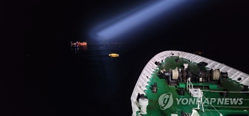 4月8日，韩国南海海警厅航空队所属的一架直升机“S-92”在济州道西归浦市马罗岛西南方370公里处坠落。图为海警寻找事故失踪者。 韩联社/济州海洋警察厅供图（图片严禁转载复制）