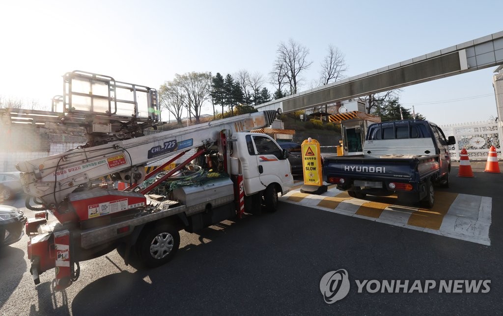 4月8日，位于龙山的国防部开始搬迁。图为搬运车辆驶向国防部大楼。 韩联社