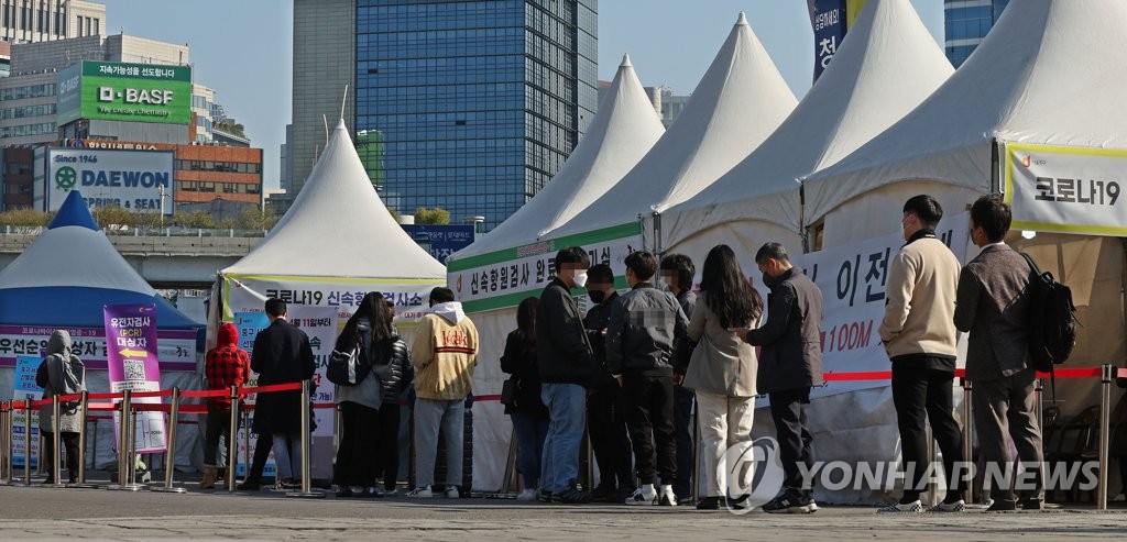 资料图片：排队待检的市民 韩联社