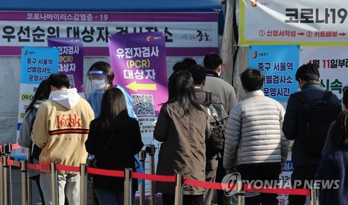 资料图片：市民排队等待检测。 韩联社