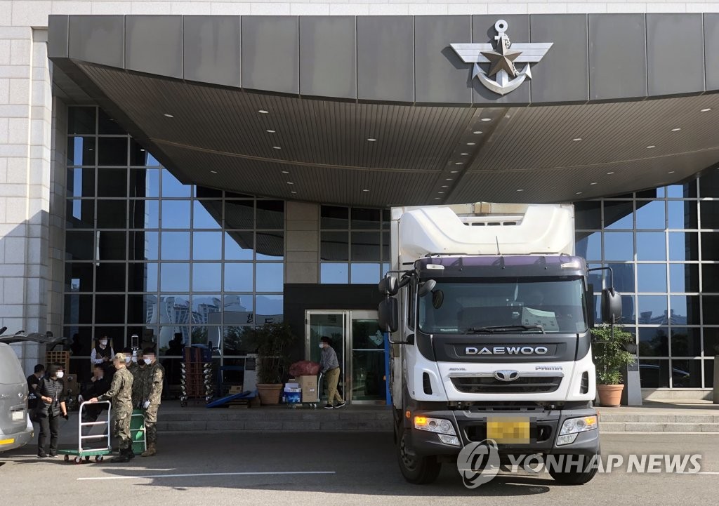 4月8日，位于龙山的国防部开始搬迁。图为国防部总部大楼前，官兵们正在搬运物品。 韩联社
