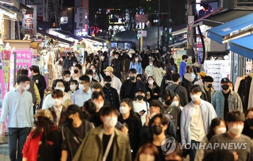 资料图片：4月8日，首尔弘大商业区挤满市民。 韩联社