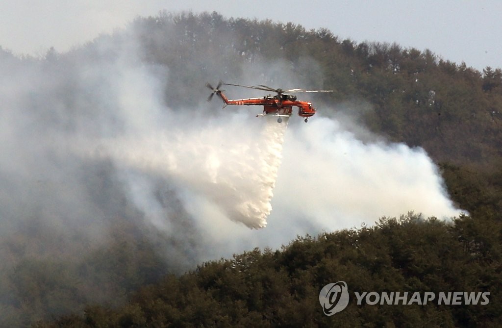 资料图片：4月10日，江原道杨口郡杨口邑松青里发生森林火灾。 韩联社