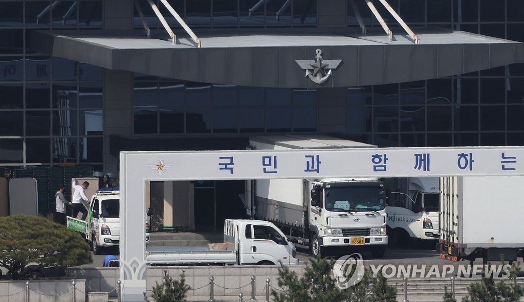 5月11日，位于首尔的国防部大楼前停着几辆用于搬运物品的车辆。 韩联社