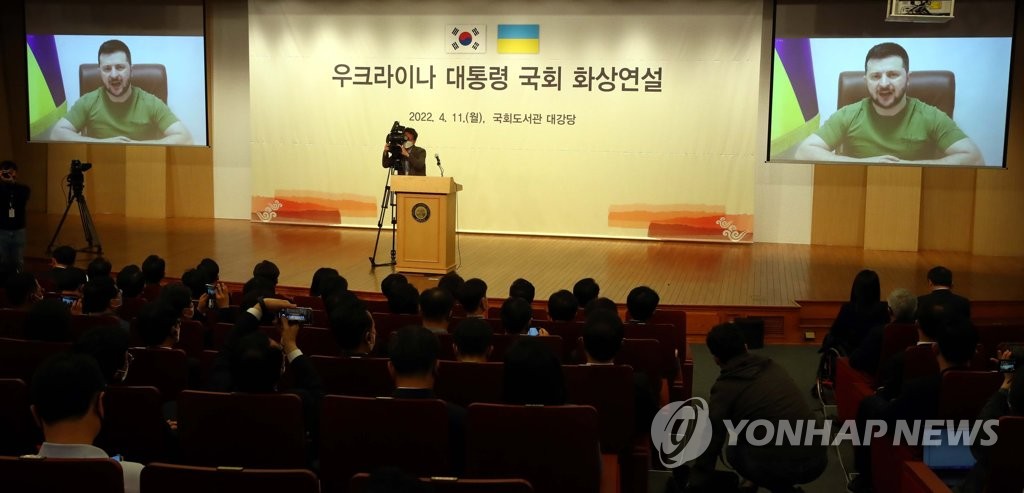 4月11日，在韩国国会图书馆大讲堂，乌克兰总统弗拉基米尔·泽连斯基发表视频演讲。 韩联社/国会摄影记者团