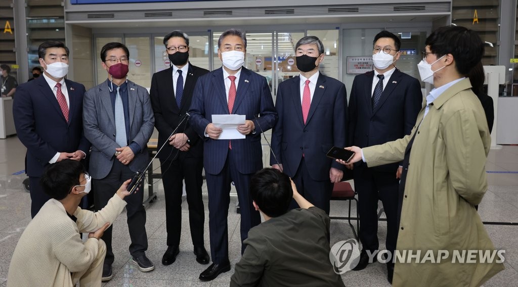 资料图片：4月11日，在仁川国际机场，韩国候任总统尹锡悦派遣的“韩美政策协商代表团”结束访美行程回国。图为代表团团长朴振（左四）介绍访美成果。 韩联社