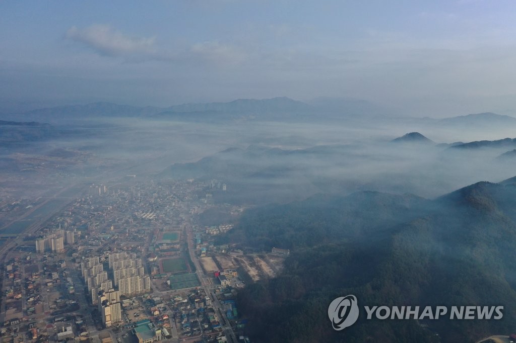 资料图片：4月12日，江原道杨口郡一带被雾霭笼罩。 韩联社