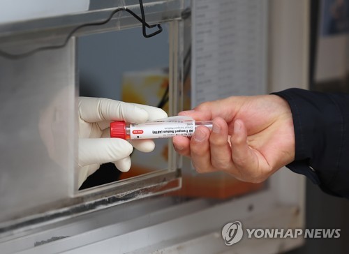 资料图片：4月12日，位于首尔广场的临时筛查诊所，市民接受新冠病毒检测。 韩联社