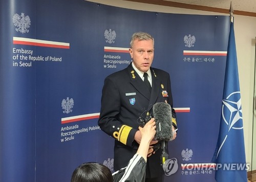 资料图片：4月12日，在波兰驻韩大使馆，正在韩国访问的北约军事委员会主席、荷兰海军上将罗布·鲍尔举行记者会。 韩联社