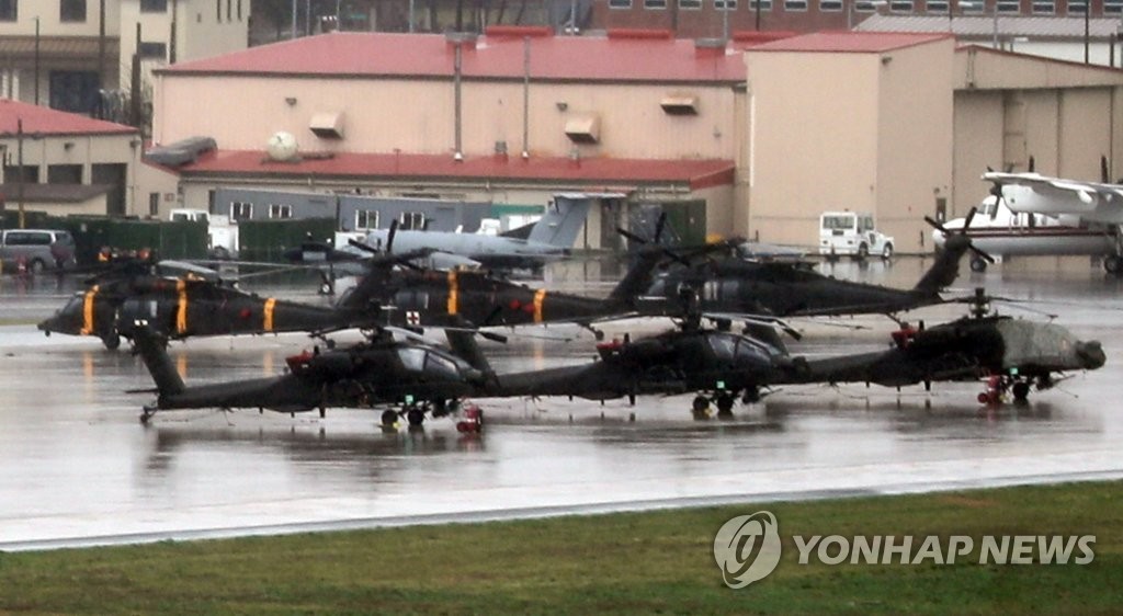 资料图片：4月13日，驻韩美军平泽基地停放着成排的阿帕奇武装直升机。 韩联社