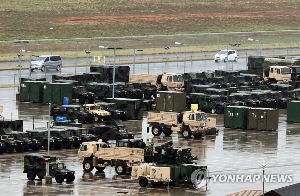 资料图片：8月13日，在京畿道平泽市驻韩美军汉弗莱营，韩美进行预演性质的危机管理参谋训练（CMST），多辆军用车辆停在场地上。 韩联社