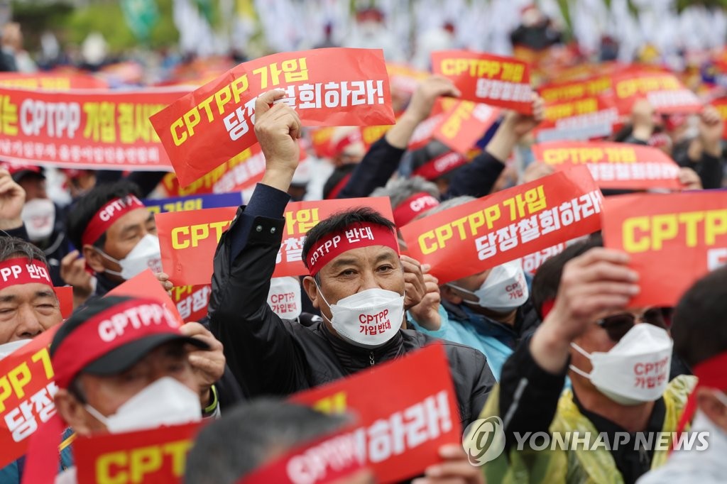 4月13日，在首尔汝矣岛公园，全国农民会总联盟举行集会，反对政府谋求加入《全面与进步跨太平洋伙伴关系协定》（CPTPP）。 韩联社