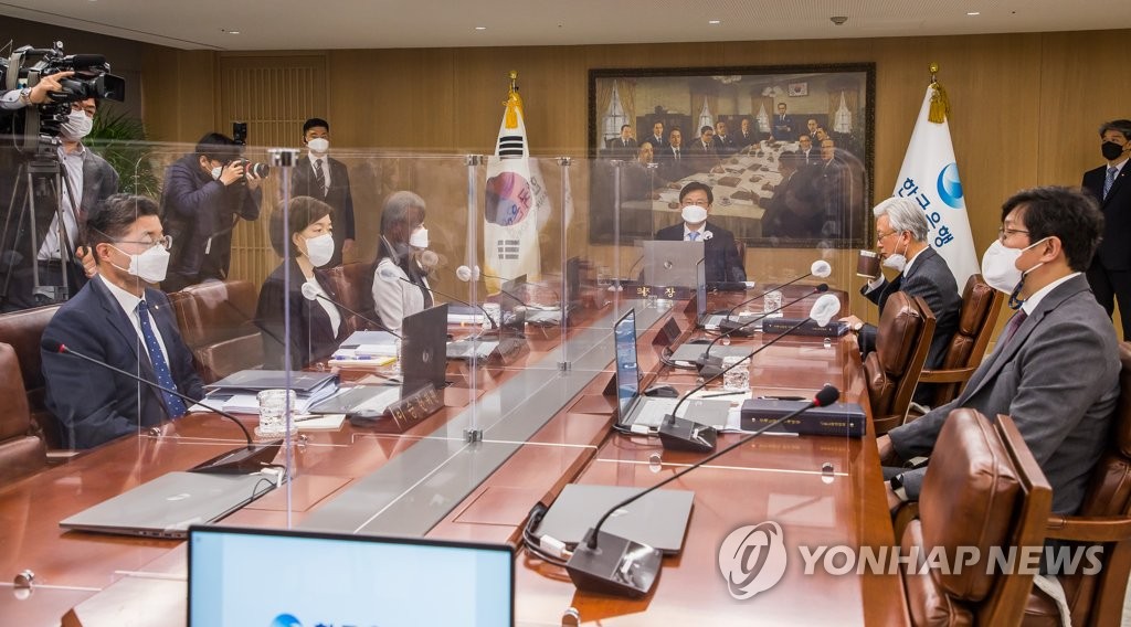 4月14日，在韩国银行（央行），金融货币委员会代议长朱尚荣（右三）主持召开货币政策会议。 韩联社/联合摄影记者团