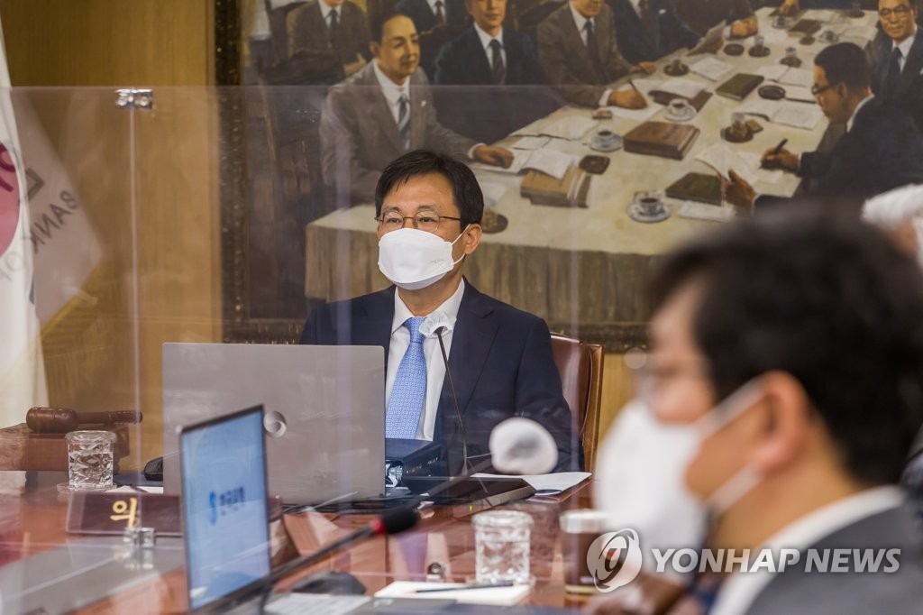 4月14日，在韩国银行（央行），金融货币委员会代议长朱尚荣主持召开货币政策会议。 韩联社/联合摄影记者团