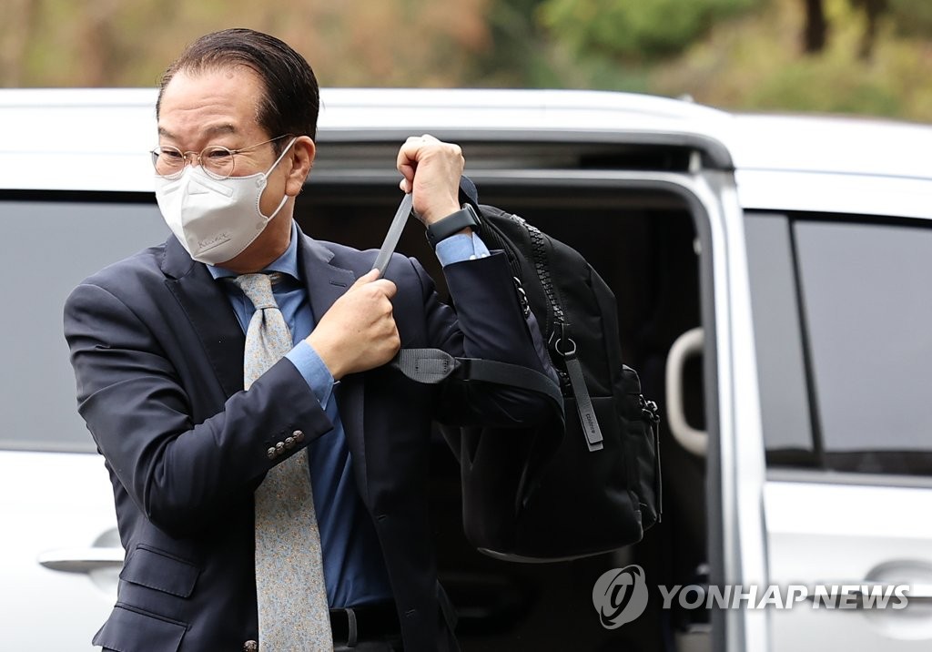 4月14日，韩国下届政府统一部长官被提名人权宁世前往设在统一部南北会谈本部的人事听证会筹备办公室。 韩联社