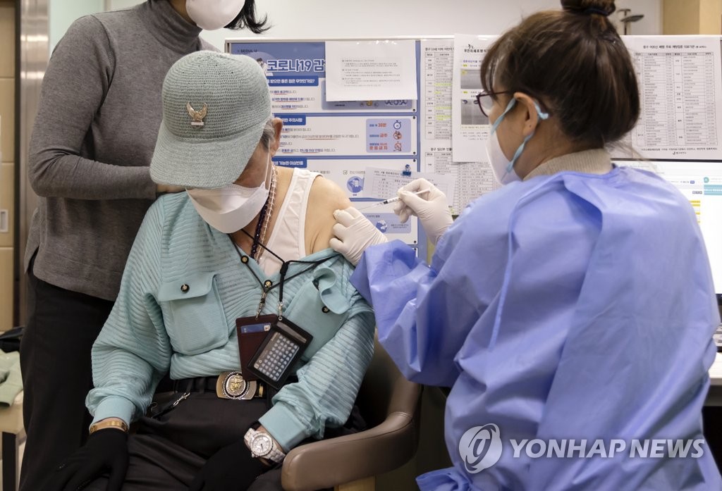 资料图片：一名市民接种新冠疫苗。 韩联社