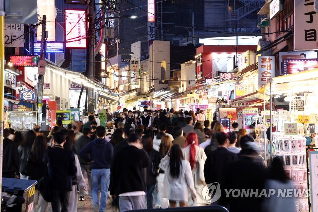 资料图片：街头人来人往 韩联社