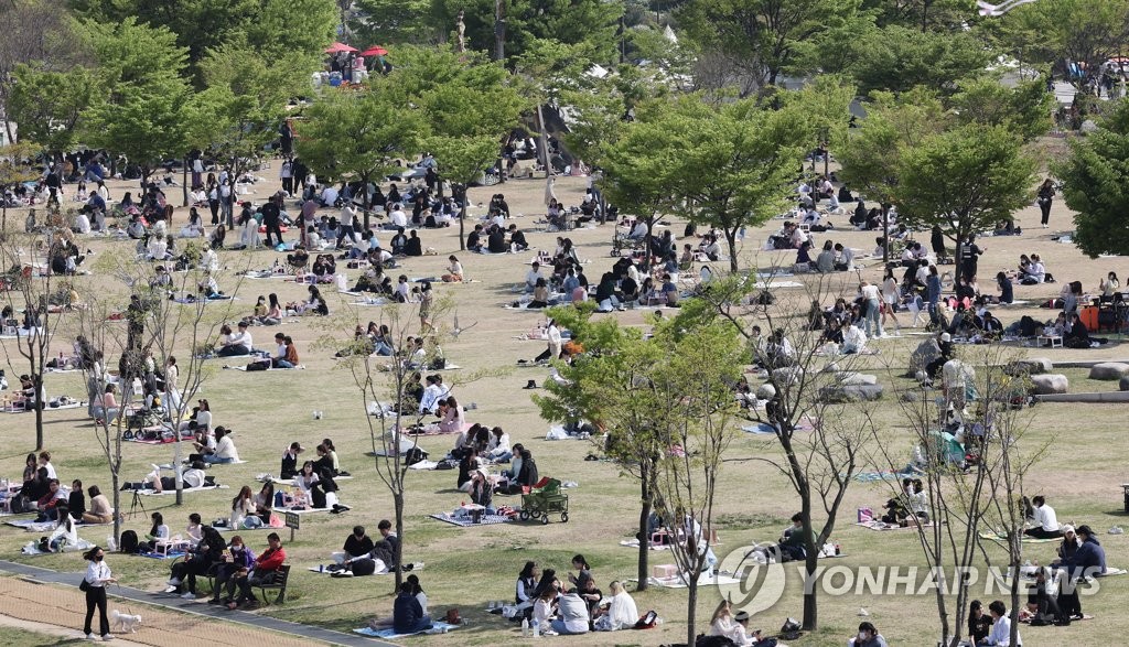 资料图片：4月17日，在位于首尔市永登浦区的汝矣岛汉江公园，市民前来享受春天的阳光。 韩联社