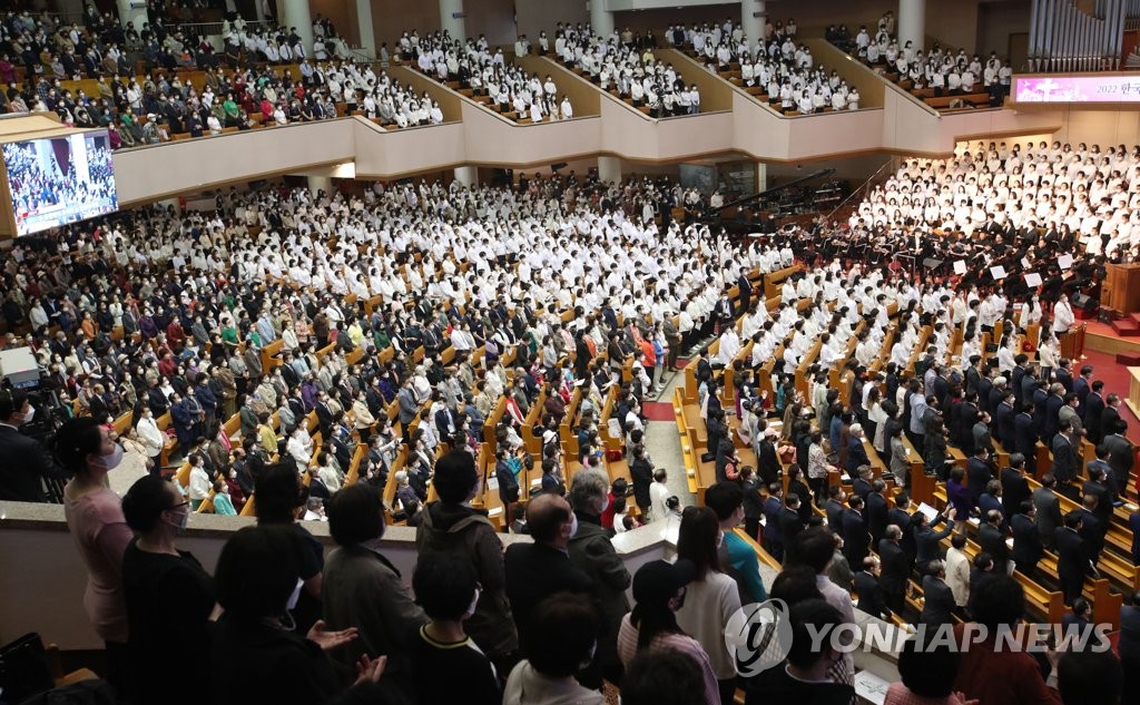 资料图片：4月17日，在首尔汝矣岛纯福音教会，教徒们参加复活节礼拜。 韩联社/总统职务交接委员会摄影团